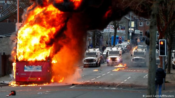 Một hiếc xe bus bốc cháy ở Belfast. Ảnh: Reuters