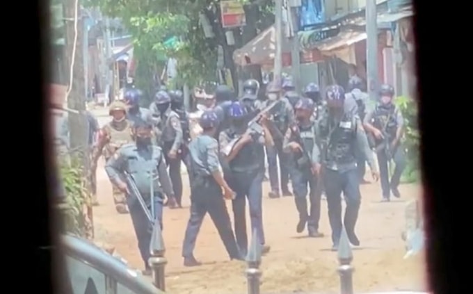 Bạo lực ở Myanmar đang diễn ra tràn lan khi quân đội bị tố cáo dùng súng phóng lựu tấn công người biểu tình - Ảnh: Reuters