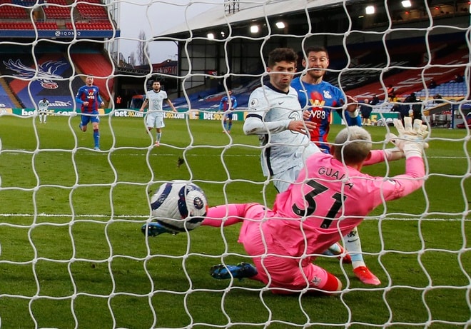 Pulisic ấn định chiến thắng 4-1 cho Chelsea bằng pha dứt điểm cận thành. Ảnh: Reuters