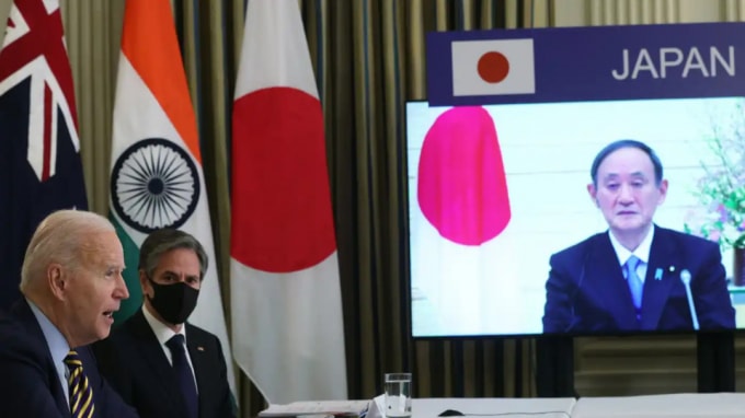Joe Biden (trái) và Yoshihide Suga (trên màn ảnh), tham gia cuộc họp trực tuyến với lãnh đạo các nước Đối thoại An ninh Tứ giác vào ngày 12 tháng 3: Việc Biden thúc đẩy cuộc gặp cho thấy ảnh hưởng của tư duy chiến lược của Nhật Bản. © Getty