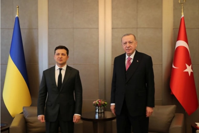 Tổng thống Tayyip Erdogan (phải) và Tổng thống Ukraine Volodymyr Zelenskyy hội đàm tại Istanbul trong bối cảnh căng thẳng giữa Kyiv và Moscow về cuộc xung đột kéo dài ở Donbass - Ảnh: Văn phòng báo chí Tổng thống/Reuters