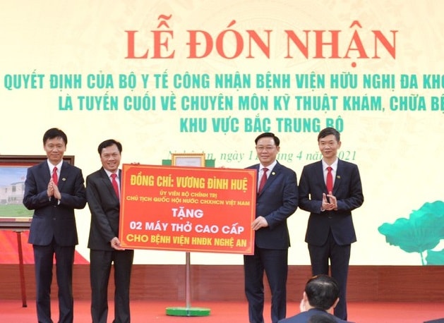 Chủ tịch Quốc hội Vương Đình Huệ trao tặng Bệnh viện Hữu nghị Đa khoa Nghệ An 2 máy thở cao cấp.