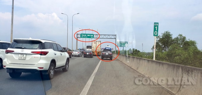 Kẹt xe tại trạm thu phí Long Phước kéo dài hơn 1km buộc một số ôtô phải lấn sang cả làn đường khẩn cấp để di chuyển. Ảnh: Thái Sơn.