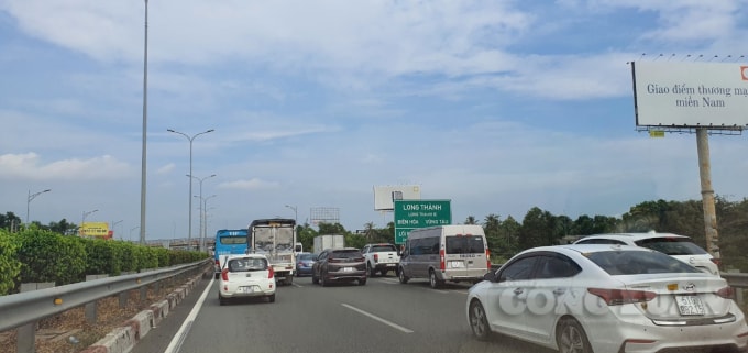 Từng đoàn xe nối đuôi nhau trên cao tốc TP. HCM - Long Thành - Dầu Giây. Ảnh: Thái Sơn.