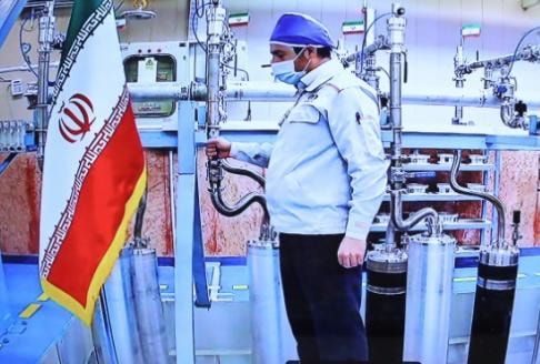 Một kỹ sư bên trong nhà máy làm giàu uranium Natanz của Iran ngày 10/4 - Ảnh: Văn phòng Tổng thống Iran