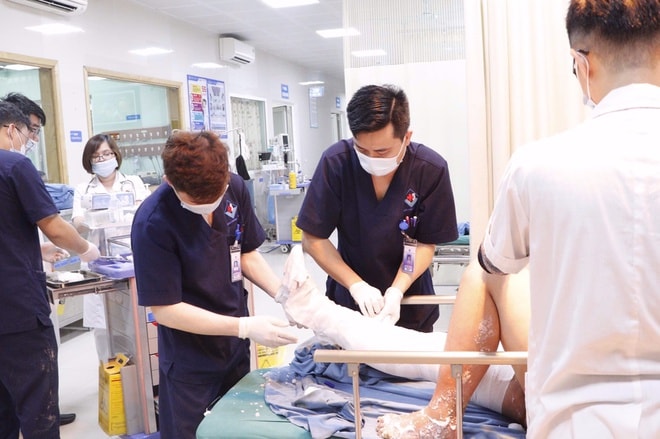 Nam thanh niên gặp nạn được cấp cứu tại Trung tâm Cấp cứu 115. Ảnh: Zingnews.vn
