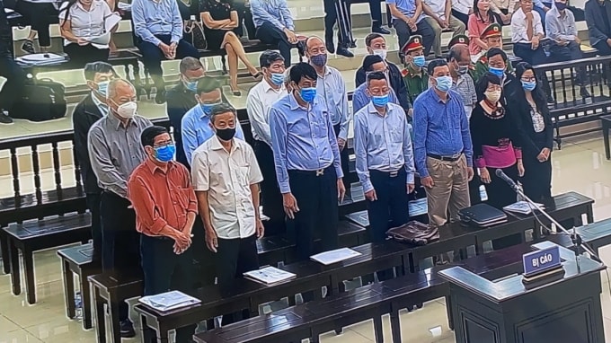 Các bị cáo tại phiên tòa sáng 12/4.