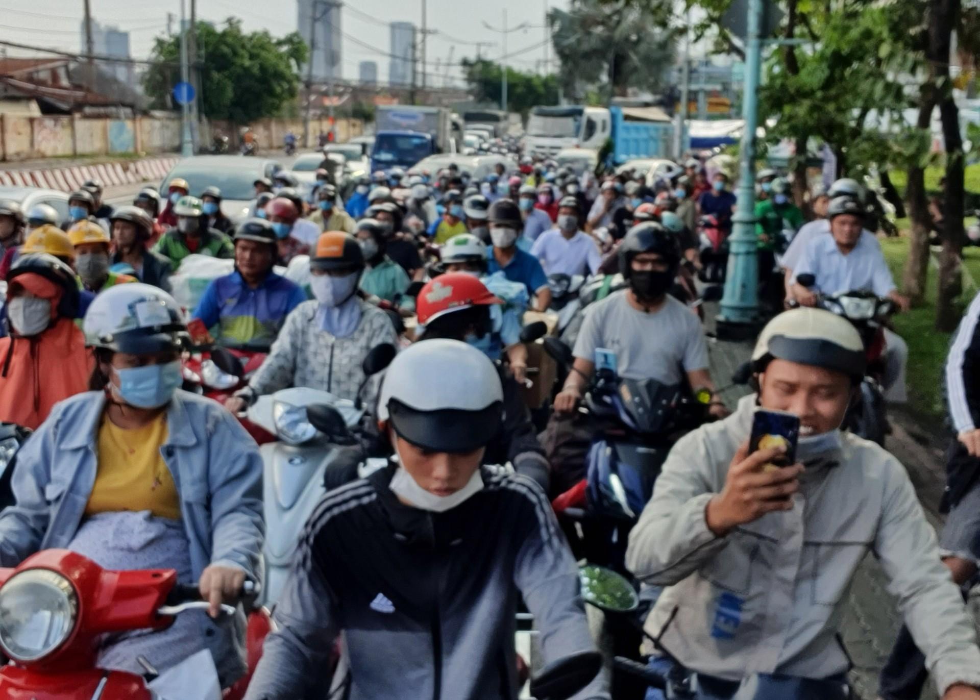 Vụ tai nạn đã khiến tình trạng giao thông trung tâm TP. HCM ùn tắc nghiêm trọng. Ảnh: tienphong.vn