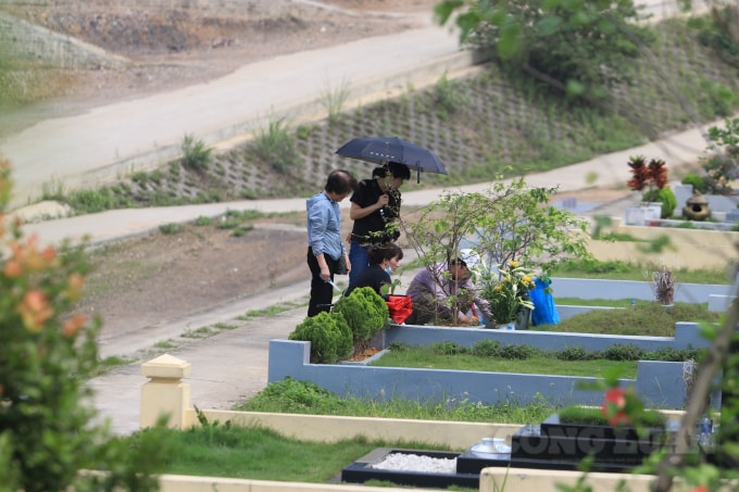 Đại đức Thích Trí Thịnh, Trụ trì chùa Kim Sơn Lạc Hồng cho biết, ngày Tết Thanh minh được xem là ngày giỗ chung cho tổ tiên của các gia đình. Tết Thanh minh không phải Tết chính nhưng bao hàm nhiều ý nghĩa về cuội nguồn, gợi nhớ tổ tiên, ông bà, cha mẹ, những người đã khuất. Nhân ngày này con cháu có dịp tụ hội, quây quần về cùng nhau tới các phần mộ của các thân nhân của mình để tảo mộ.