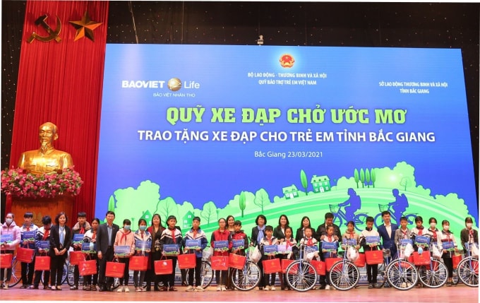Quỹ xe đạp chở ước mơ trao tặng xe đạp cho trẻ em tỉnh Bắc Giang.