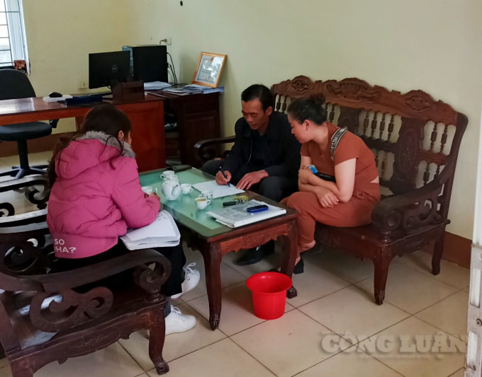Đại diện Lãnh đạo UBND xã Xuân Lam trao đổi với phóng viên