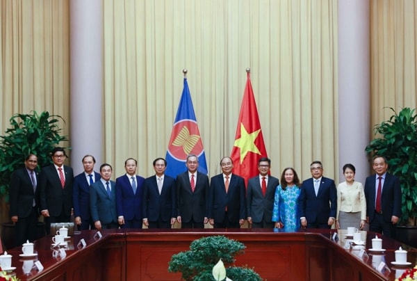 Chủ tịch nước Nguyễn Xuân Phúc với Đại sứ, Đại biện các nước ASEAN