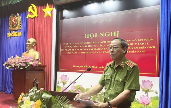 Thượng tướng Lê Quý Vương phát biểu tại hội nghị.