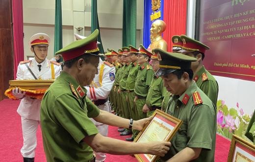 Thượng tướng Lê Quý Vương khen thưởng cho các đơn vị.