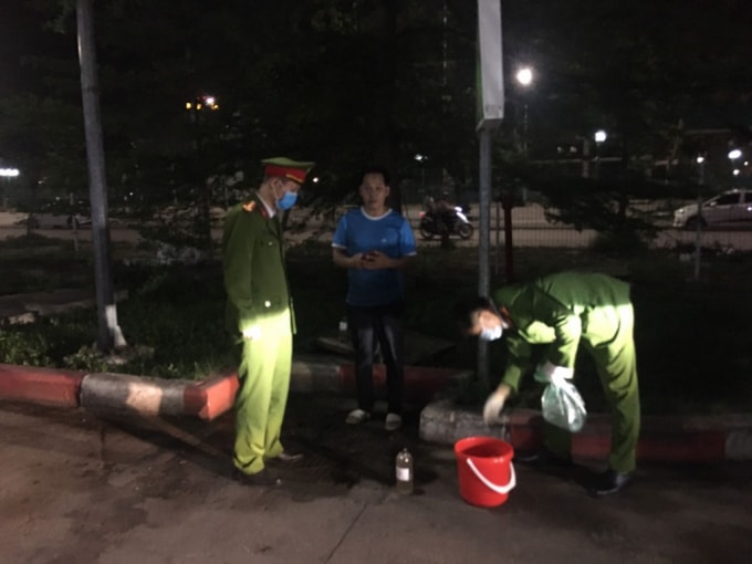 Lực lượng chức năng tiến hành kiểm tra lấy mẫu nước tải sinh hoạt tại Công ty CP Bất động sản Việt - Nhật. Ảnh: Thanh Thắng