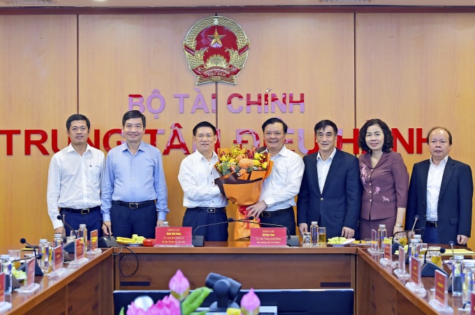 Ông Đinh Tiến Dũng - Ủy viên Bộ Chính trị, Bí thư Thành ủy Hà Nội chúc mừng tân Bộ trưởng Bộ Tài chính Hồ Đức Phớc. Ảnh: BTC