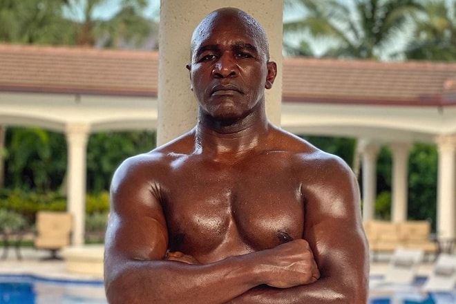 Dù 58 tuổi, nhưng Holyfield vẫn giữ được cơ thể săn chắc để thượng đài. Ảnh: Instagram NV