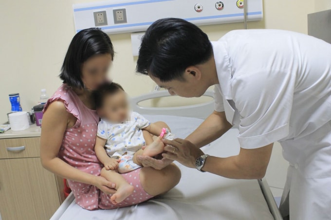 Các bác sĩ viện E chăm sóc cho trẻ mắc bệnh tay chân miệng. Ảnh: TL