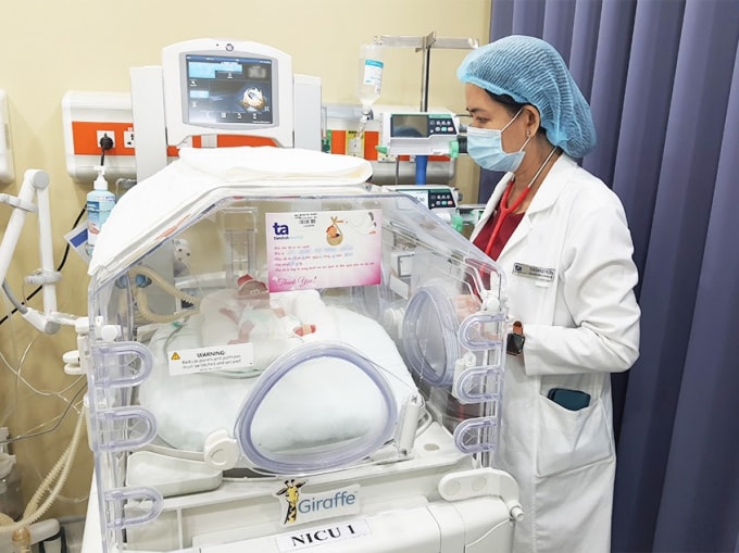 Bác sĩ Cam Ngọc Phượng, Giám đốc Trung tâm Sơ sinh (NICU) trực tiếp theo dõi và chăm sóc cho bé gái sinh cực non.