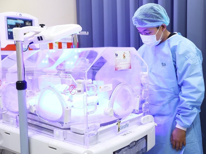 Anh H.N.H hạnh phúc nhìn con đang được theo dõi sát sao tại khoa Hồi sức Sơ sinh, Bệnh viện Đa khoa Tâm Anh TPHCM.