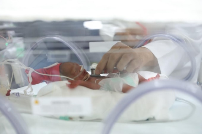 Bé gái sinh cực non được cứu sống thành công và đang được theo dõi tại khoa Hồi sức Sơ sinh, BVĐK Tâm Anh TP.HCM.