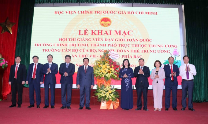 Các đại biểu tặng hoa chúc mừng Hội thi