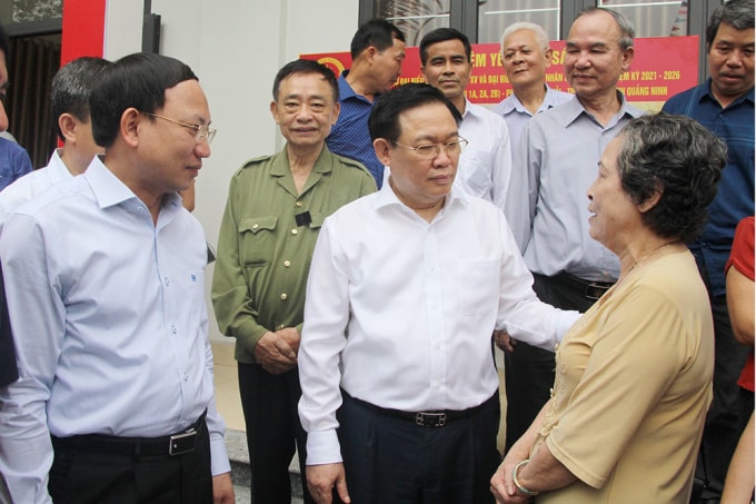 Chủ tịch Quốc hội Vương Đình Huệ trò chuyện với cử tri tại TP Hạ Long.