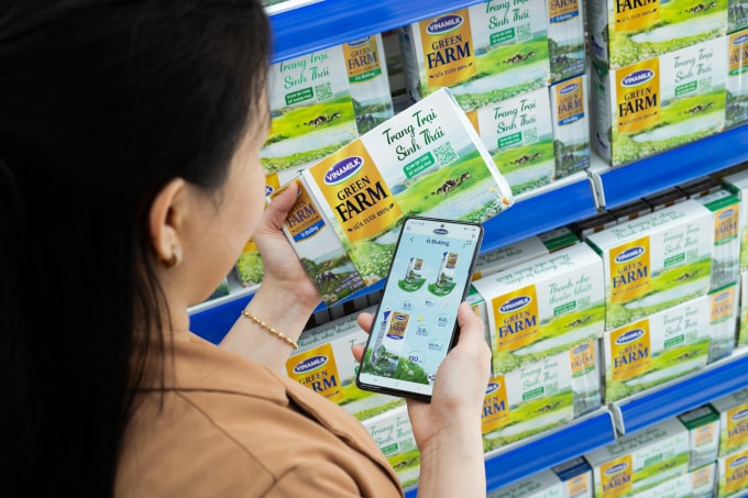 Người tiêu dùng scan QR code để tìm kiếm thông tin về Sữa tươi Vinamilk Green Farm
