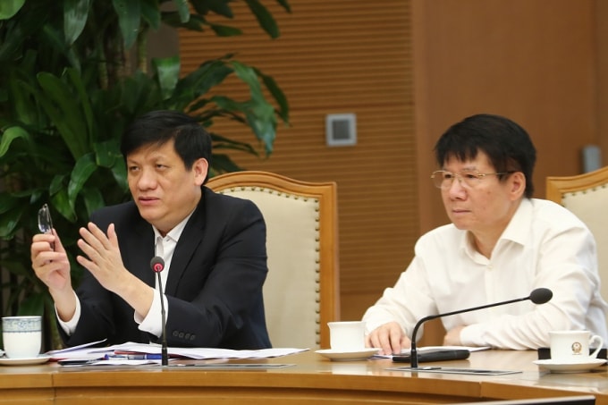 Lãnh đạo Bộ Y tế phát biểu tại phiên họp.