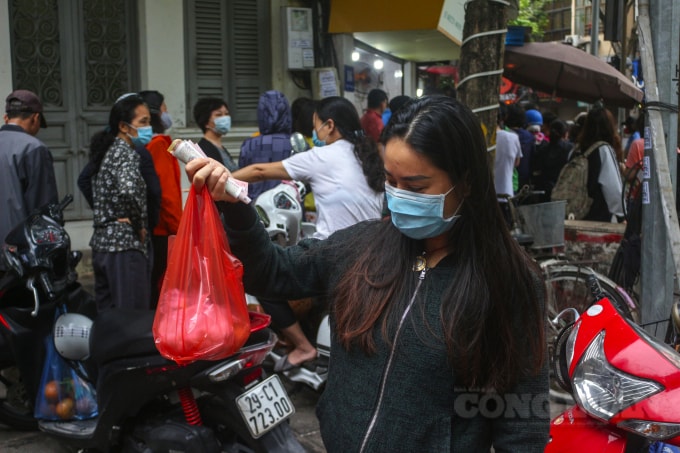 Dù phải xếp hàng lâu nhưng chị Thảo vẫn vui vẻ khi mua được đĩa bánh trôi, bánh chay về cúng Gia tiên: “Năm nào cũng vậy, gia đình tôi ăn quen ở đây rồi nên dù phải đợi lâu mấy tôi cũng chấp nhận. Bánh ở đây vẫn giữ được hương vị cổ truyền của Hà Nội nên ăn rất ngon”.