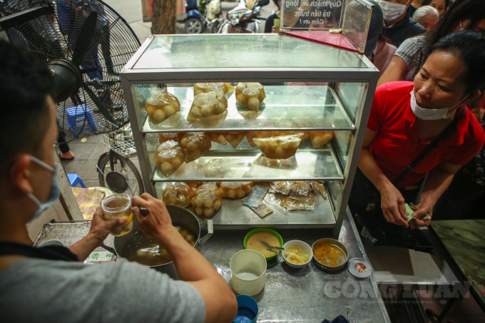 So với mọi năm, giá cho mỗi đĩa bánh trôi, bánh chay vẫn không thay đổi. Bánh trôi được chủ cửa hàng bán với giá 15.000 đồng/đĩa, bánh chay là 20.000 đồng/đĩa.