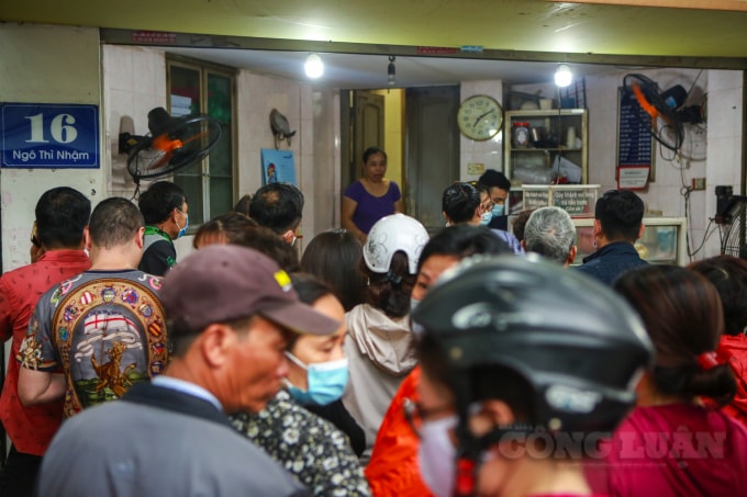 Để mua được đĩa bánh trôi, bánh chay nhiều người dân phải xếp hàng nhiều giờ đồng hồ mới mua được.