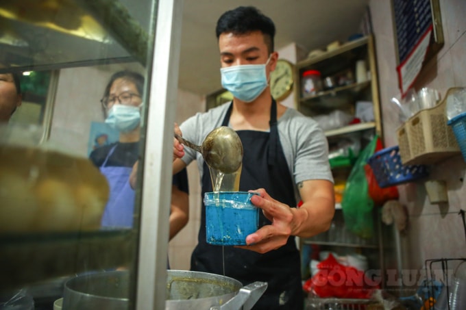 Nguyên liệu chủ yếu để cho ra lò mẻ bánh ngon là gạo nếp, sau khi ngâm sẽ được xay mịn. Bánh trôi được nặn viên nhỏ nhân đường, còn bánh chay thì được nặn tròn dẹt bên trong có nhân đỗ