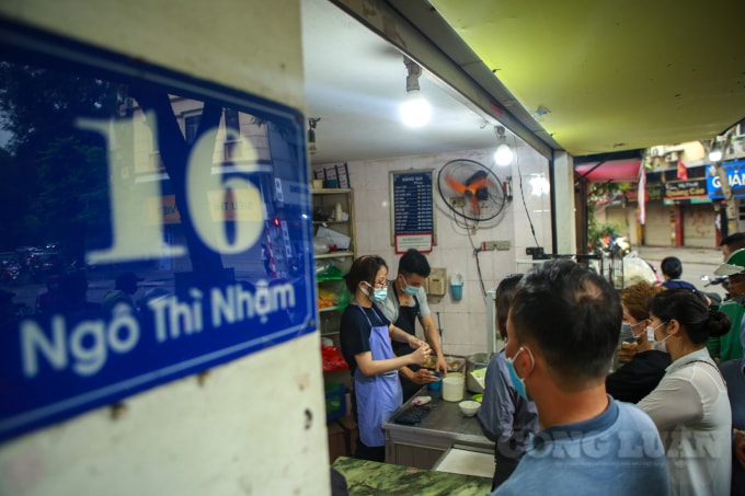 Bánh trôi, bánh chay của cửa hàng số 16 Ngô Thì Nhậm nổi tiếng ngon, nên mỗi dịp Tết Hàn thực, đây đều là địa chỉ tìm đến của người dân Thủ đô.