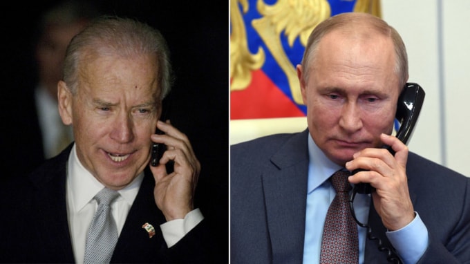 Tổng thống Joe Biden (trái) mời ông Putin gặp để bàn về mối quan hệ giữa hai nước - Ảnh: AFP/Sputnik