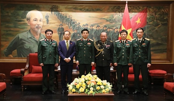 Thượng tướng Phan Văn Giang, Bộ trưởng Bộ Quốc phòng chụp ảnh lưu niệm với Đại sứ Chay Navuth. (Ảnh BQP)