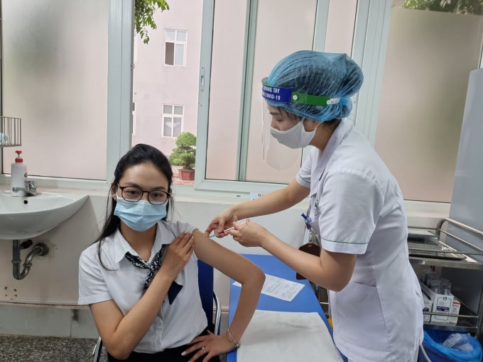 Hiện nay việc tiêm phòng COVID-19 đang được triển khai tại nhiều địa phương (ảnh TL).