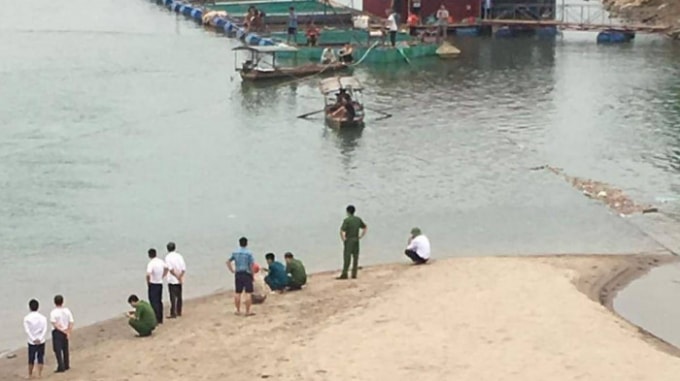 Lực lượng chức năng huyện Thanh Thủy, tỉnh Phú Thọ đang nỗ lực tìm kiếm hai học sinh lớp 7 bị nước cuốn trôi khi tắm sông Đà. (Ảnh: giaothong)