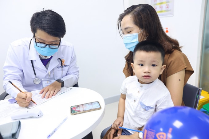 Bác sĩ đang khai thác tình trạng sức khỏe của bé trong buổi tiêm chủng sáng nay tại VNVC Tân Phú