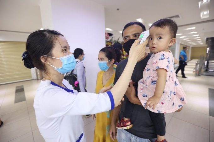 VNVC Tân Phú kiểm soát công tác khai báo y tế, đo nhiệt độ sàng lọc chặt chẽ