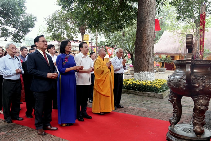 Phó Chủ tịch UBND thành phố Chử Xuân Dũng cùng các đại biểu dâng hương tại điện Kính Thiên