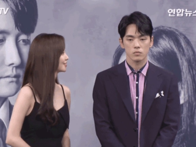 Kim Jung Hyun lạnh lùng, cau có khi đứng cạnh Seo Hyun tại buổi quảng bá tác phẩm.