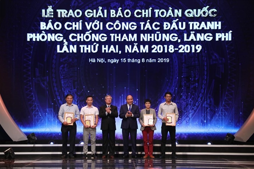 Các tác giả nhận giải A năm 2019. Ảnh: LĐ