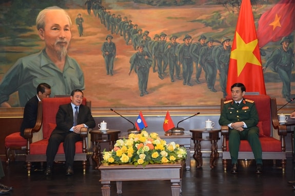 Thượng tướng Phan Văn Giang, Bộ trưởng Bộ Quốc phòng tiếp Đại sứ CHDCND Lào tại Việt Nam Sengphet Houngbuongnuang. (Ảnh BQP)