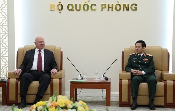 Thượng tướng Phan Văn Giang, Bộ trưởng Bộ Quốc phòng tiếp Đại sứ Đặc mệnh toàn quyền LB Nga tại Việt Nam Konstantin Vnukov. (Ảnh BQP)