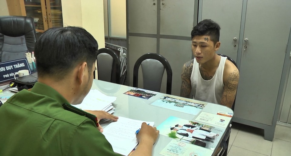 Tên Cường và các đối tượng tại cơ quan công an. Ảnh: nld.vn