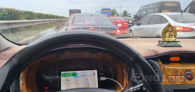 Cảnh từng đoàn xe ô tô chen chúc nhau trên cao tốc HLD không còn lạ lẫm với nhiều tài xế. Ảnh: Thái Sơn