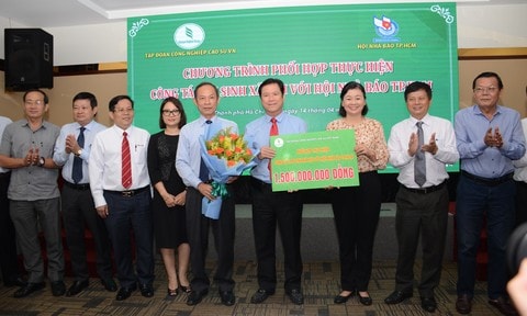 Tập đoàn Công nghiệp Cao su Việt Nam trao 1,5 tỷ đồng cho Hội Nhà Báo TPHCM để thực hiện các hoạt động xã hội từ thiện. Ảnh: Thiên Long