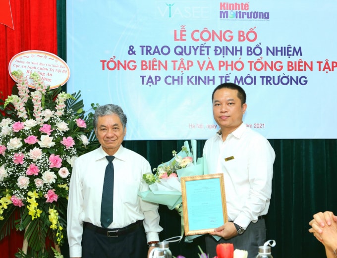 PGS.TS Trương Mạnh Tiến, Ủy viên Đoàn Chủ tịch Liên hiệp các Hội Khoa học và Kỹ thuật Việt Nam (VUSTA), Chủ tịch TW Hội Kinh tế Môi trường Việt Nam trao quyết định bổ nhiệm Tổng biên tập đối với nhà báo Phan Chí Hiếu
