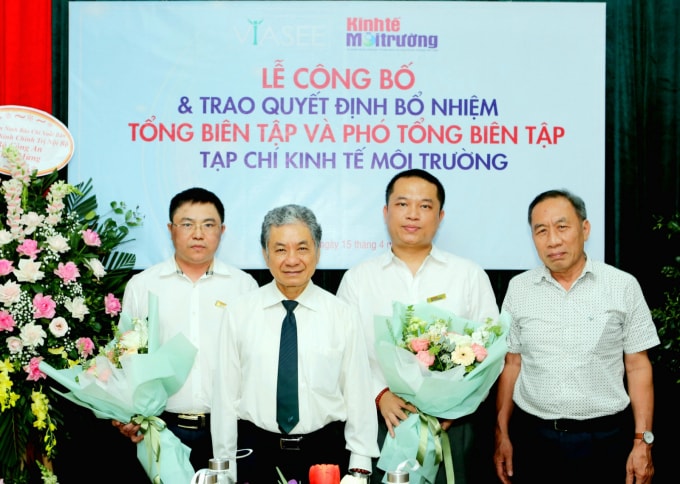 PGS.TS Trương Mạnh Tiến, Chủ tịch TW Hội Kinh tế Môi trường Việt Nam, PGS.TS Lưu Đức Hải, Phó Chủ tịch TW Hội Kinh tế Môi trường Việt Nam chụp ảnh cùng hai lãnh đạo Tạp chí Kinh tế Môi trường vừa nhận quyết định bổ nhiệm.